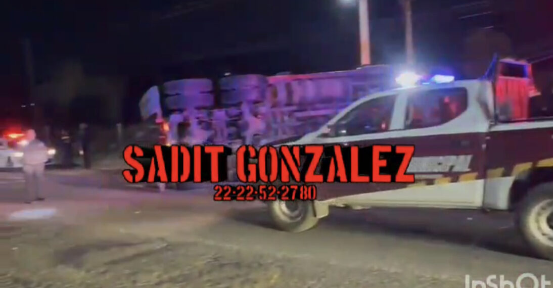 Persecución con balacera en Tecamachalco contra presuntos roba trailers deja dos detenidos y unidad recuperada.