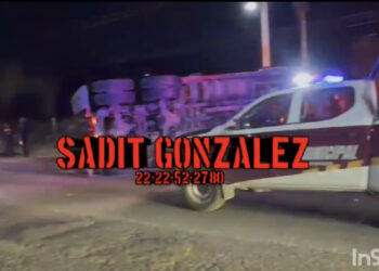 Persecución con balacera en Tecamachalco contra presuntos roba trailers deja dos detenidos y unidad recuperada.