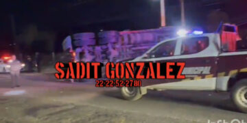 Persecución con balacera en Tecamachalco contra presuntos roba trailers deja dos detenidos y unidad recuperada.