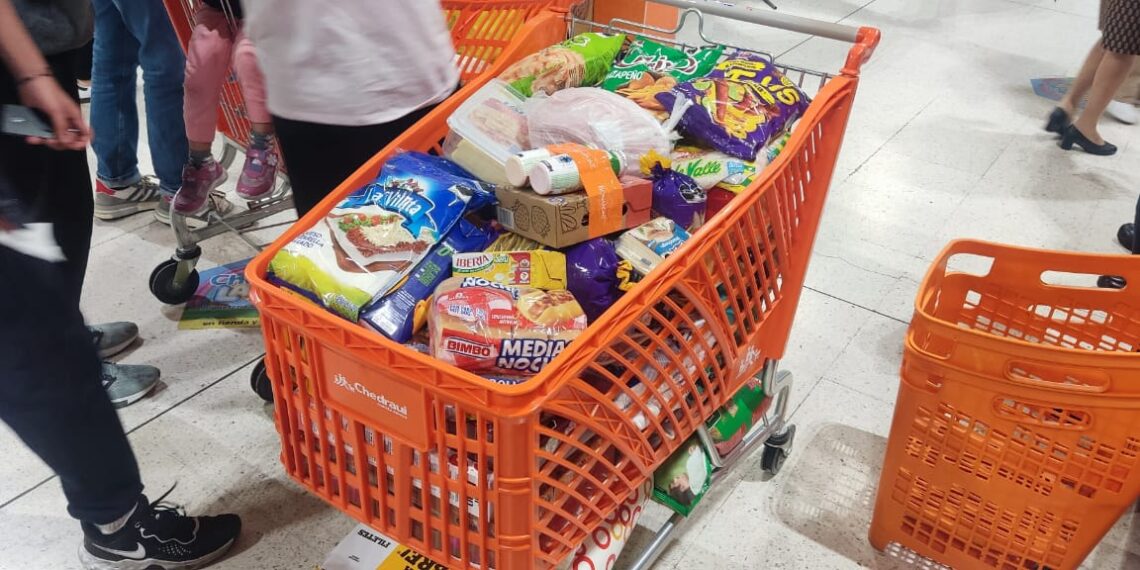 Elementos de seguridad de Chedrahui interceptaron a una pareja que intentaba sacar un carrito con despensa sin pagar