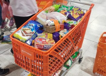 Elementos de seguridad de Chedrahui interceptaron a una pareja que intentaba sacar un carrito con despensa sin pagar