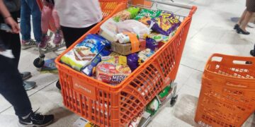 Elementos de seguridad de Chedrahui interceptaron a una pareja que intentaba sacar un carrito con despensa sin pagar