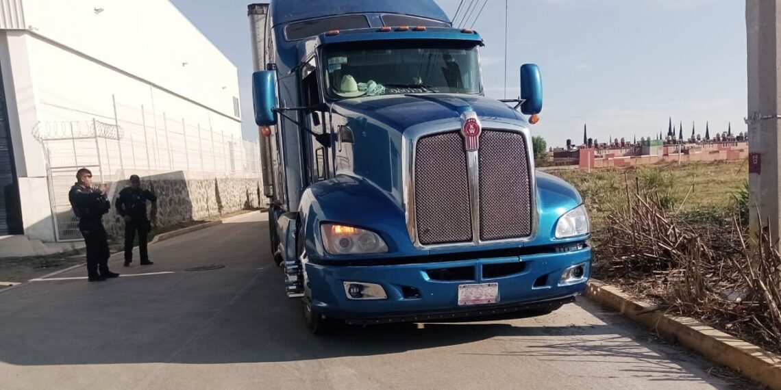 La SSCyPC de Cuautlancingo recupera tractocamión con reporte de robo en Sanctorum