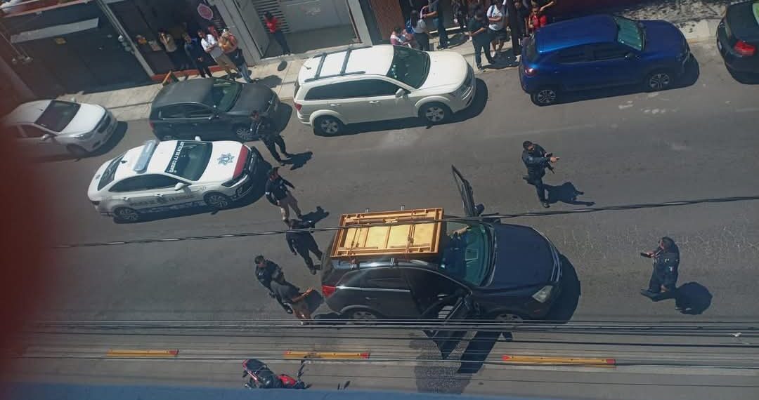 Por un presunto altercado vehicular fue baleado un masculino en el Barrio de Santiago en Puebla capital.