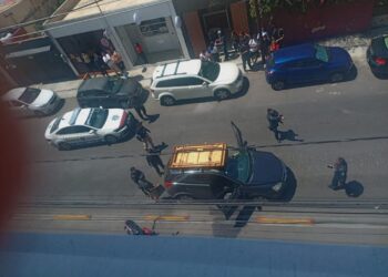Por un presunto altercado vehicular fue baleado un masculino en el Barrio de Santiago en Puebla capital.