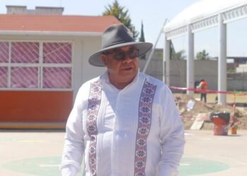 Supervisa Severiano de la Rosa construcción de domos en escuelas de Amozoc.