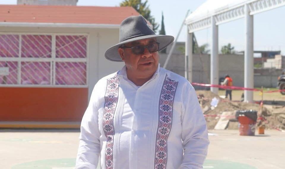 Supervisa Severiano de la Rosa construcción de domos en escuelas de Amozoc.
