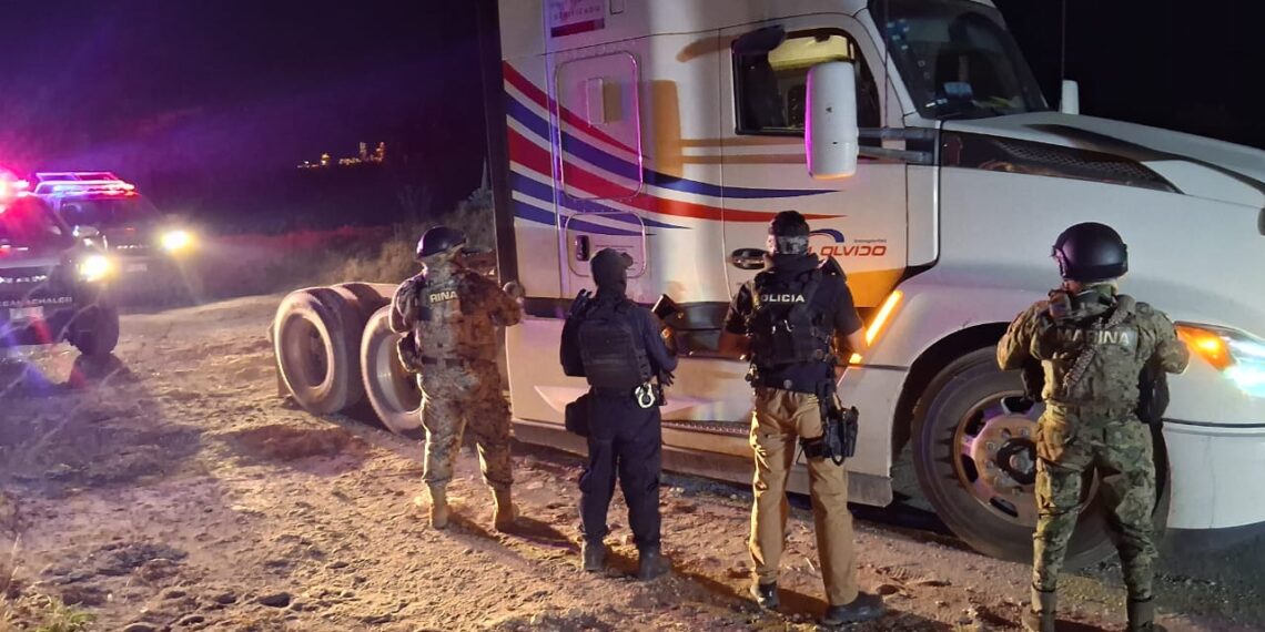 Elementos de la policía municipal y la SEMAR lograron frustrar un robo y rescatar al chofer de un tráiler en un enfrentamiento en la localidad de Lomas de Romero