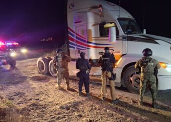 Elementos de la policía municipal y la SEMAR lograron frustrar un robo y rescatar al chofer de un tráiler en un enfrentamiento en la localidad de Lomas de Romero