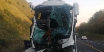 20 pasajeros lesionados, entre estos cinco de gravedad fue el saldo de un fuerte accidente en Huauchinango.