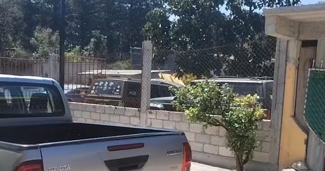 Muere joven mecánico al caerle encima un carro que estaba reparando en Xicotepec.