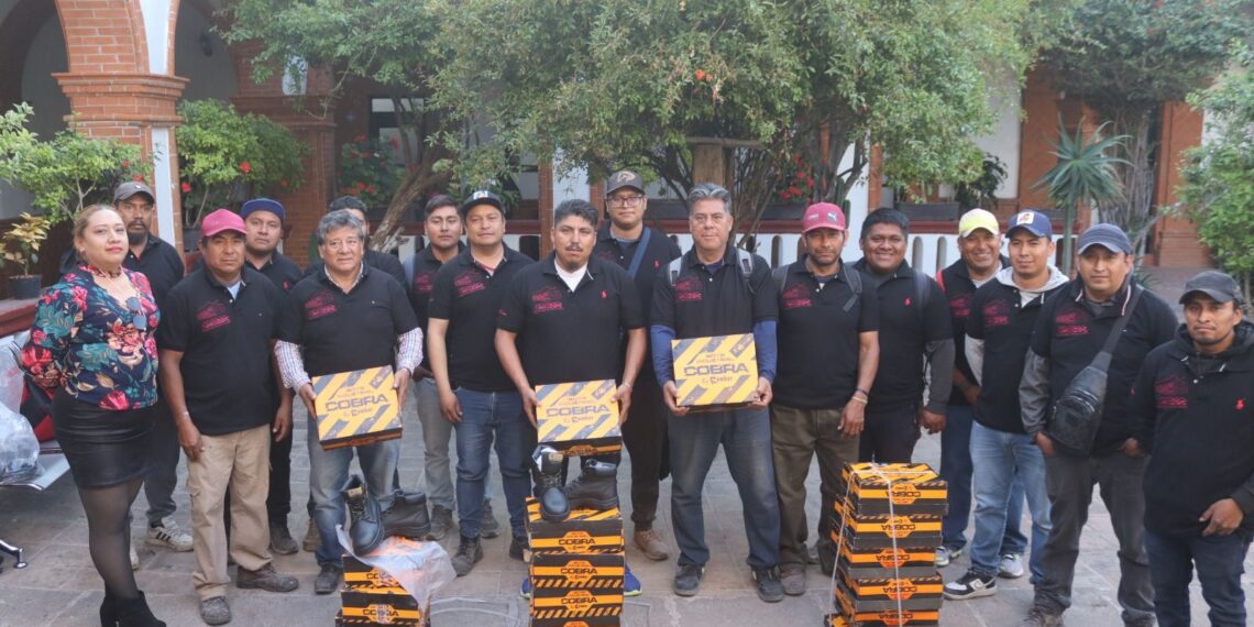 Entrega Severiano de la Rosa uniformes al personal de Parques y Jardines; y Residuos Sólidos en Amozoc.