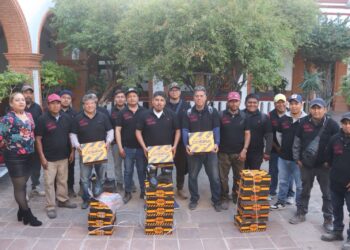 Entrega Severiano de la Rosa uniformes al personal de Parques y Jardines; y Residuos Sólidos en Amozoc.