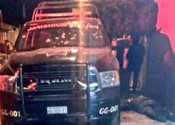 Enfrentamiento entre grupo armado y policías municipales deja dos uniformados muertos en la colonia del Valle.