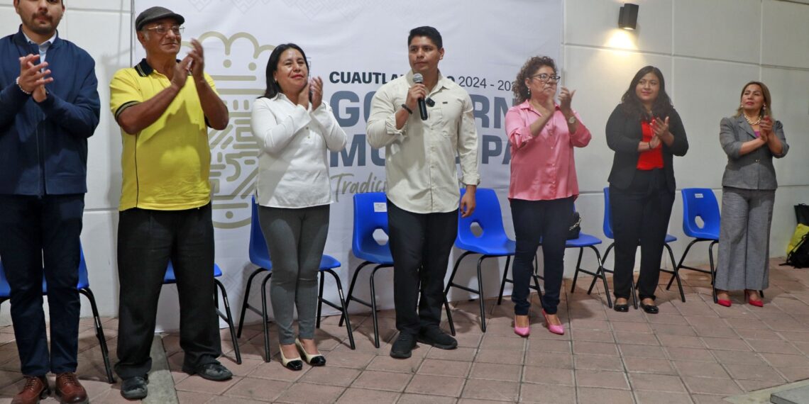 Omar Muñoz y Tere Alfaro entregan refrigerador a la estancia de día de Cuautlancingo