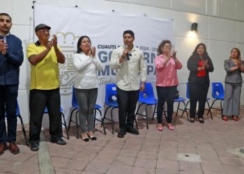 Omar Muñoz y Tere Alfaro entregan refrigerador a la estancia de día de Cuautlancingo