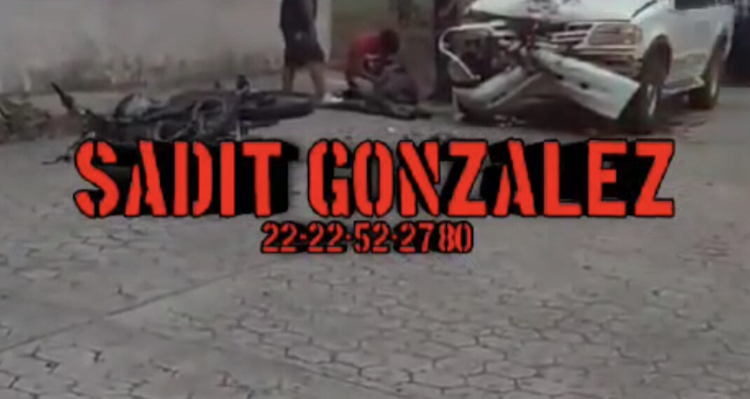 Motociclista resulta gravemente lesionado, tras un aparatoso accidente en Hueytamalco.