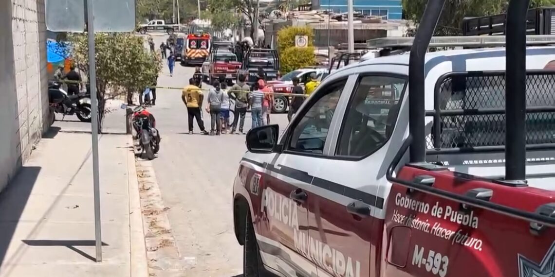 Violento asalto deja un muerto y dos personas heridas en Tehuacán.