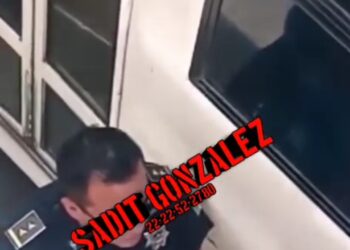 Captan a oficiales de vialidad y tránsito municipal de Tecamachalco recibiendo moche