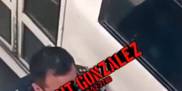 Captan a oficiales de vialidad y tránsito municipal de Tecamachalco recibiendo moche