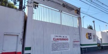 Clausuran temporalmente ocho Centros de Verificación Vehicular en Puebla por incumplir normativas ambientales