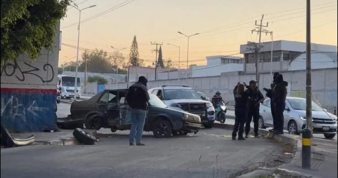 Un hombre que iba de acompañante dentro de un vehículo perdió la vida tras el choque contra un objeto fijo a la altura de la pepsi.