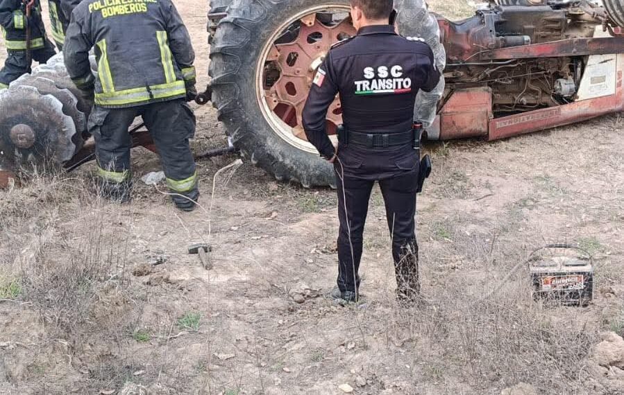 Muere hombre al caerle su tractoe encima en Amozoc.