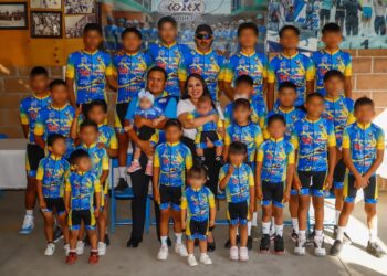 Entrega Tonantzin Fernández uniformes a jóvenes promesas del ciclismo en Cuachayotla