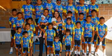 Entrega Tonantzin Fernández uniformes a jóvenes promesas del ciclismo en Cuachayotla