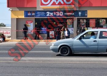 Lo balean en la pierna dentro del Oxxo de Cuapixatla para robarle su camioneta.