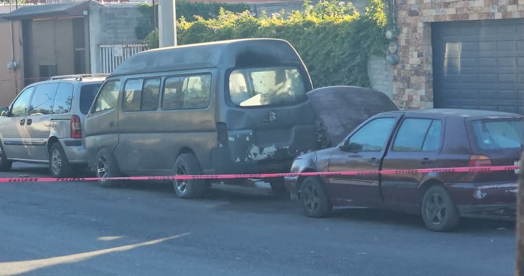 Queman vehículo y dejan narcomensaje en la colonia 2 de Abril.