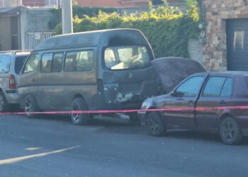Queman vehículo y dejan narcomensaje en la colonia 2 de Abril.