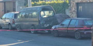 Queman vehículo y dejan narcomensaje en la colonia 2 de Abril.