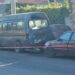 Queman vehículo y dejan narcomensaje en la colonia 2 de Abril.