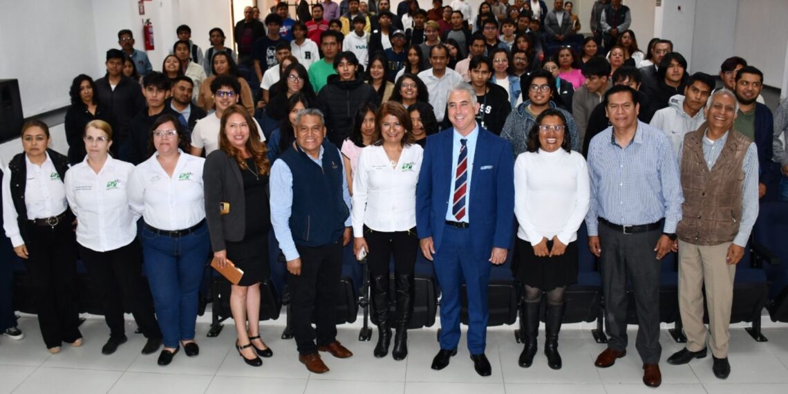Conferencia sobre Estructura de la Ciencia en UTH por el cubano Luis Ángel León López