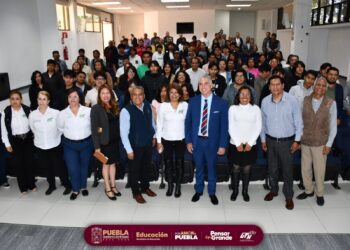 Conferencia sobre Estructura de la Ciencia en UTH por el cubano Luis Ángel León López