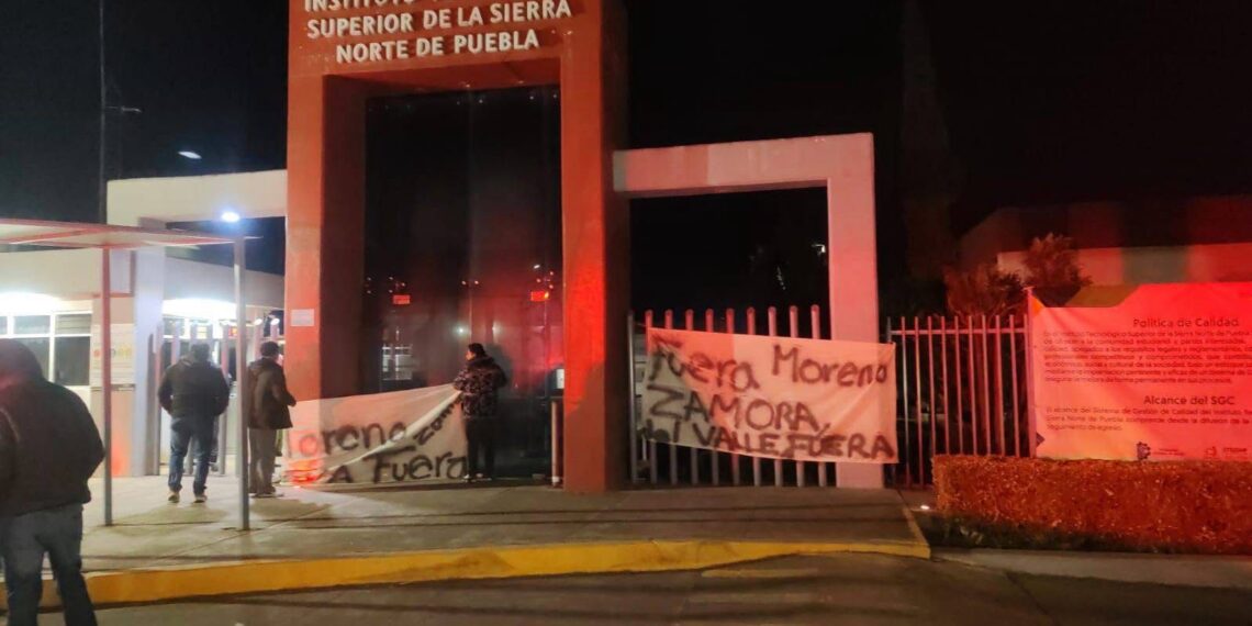 Estudiantes del Tecnológico de Zacatlán toman instalaciones en señal de protesta
