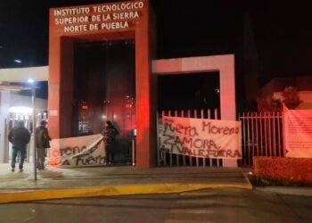 Estudiantes del Tecnológico de Zacatlán toman instalaciones en señal de protesta