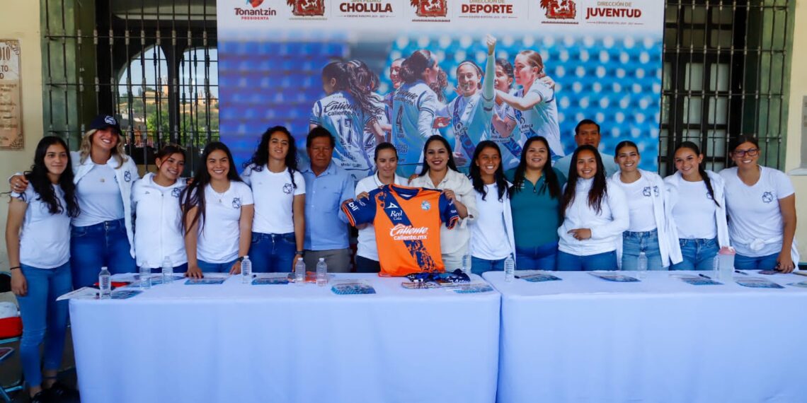 Tonantzin Fernández impulsa el deporte con firma de autógrafos del Puebla Femenil