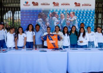 Tonantzin Fernández impulsa el deporte con firma de autógrafos del Puebla Femenil