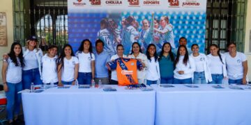 Tonantzin Fernández impulsa el deporte con firma de autógrafos del Puebla Femenil