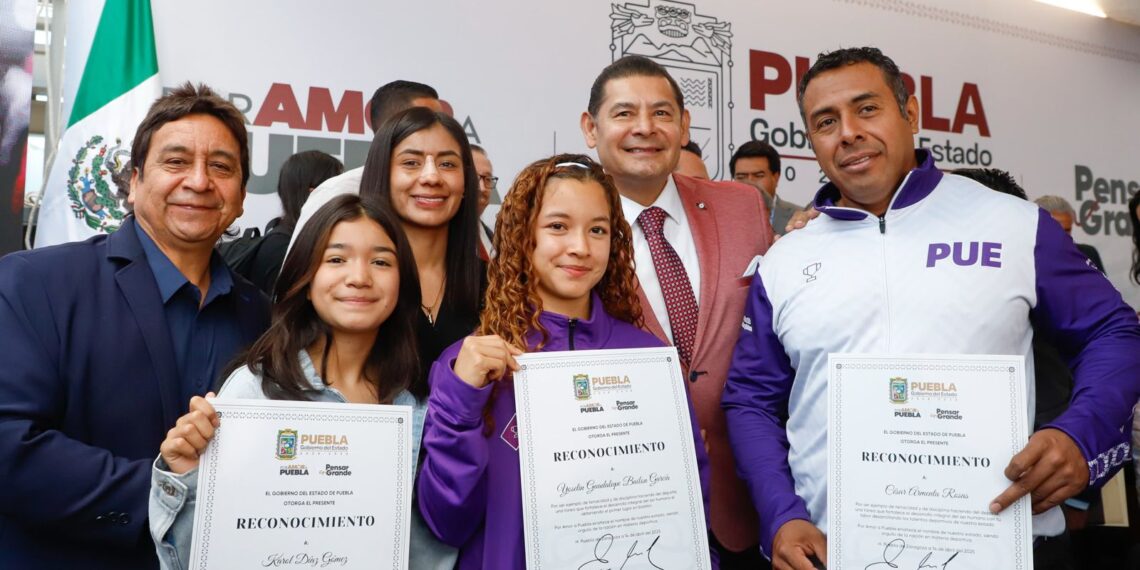 Armenta reconoce a halterofilistas poblanas