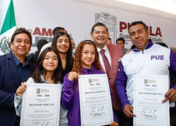 Armenta reconoce a halterofilistas poblanas