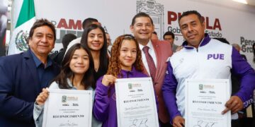 Armenta reconoce a halterofilistas poblanas