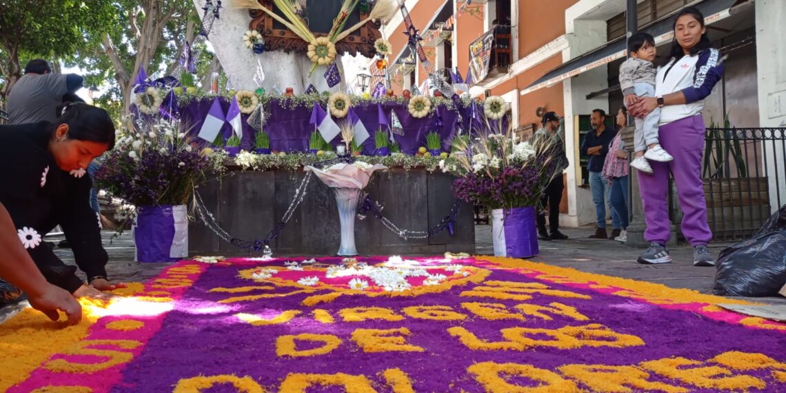 Preservan tradiciones poblanas con altar de la Virgen de los Dolores en Los Sapos
