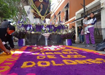 Preservan tradiciones poblanas con altar de la Virgen de los Dolores en Los Sapos