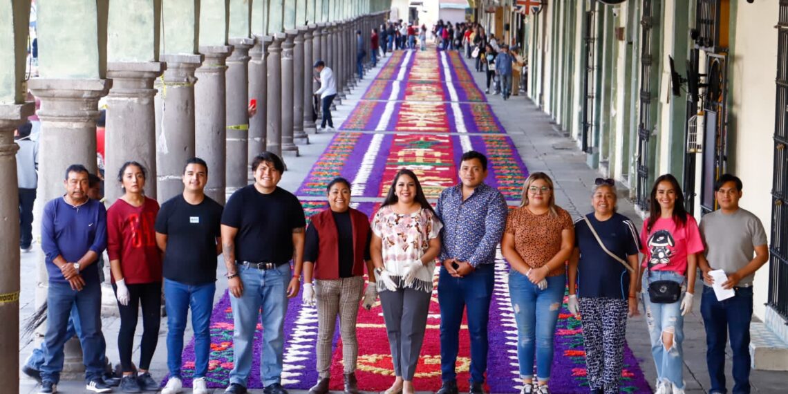 Encabeza Tonantzin Fernández la colocación de la alfombra monumental de Semana Santa en San Pedro Cholula