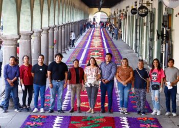 Encabeza Tonantzin Fernández la colocación de la alfombra monumental de Semana Santa en San Pedro Cholula