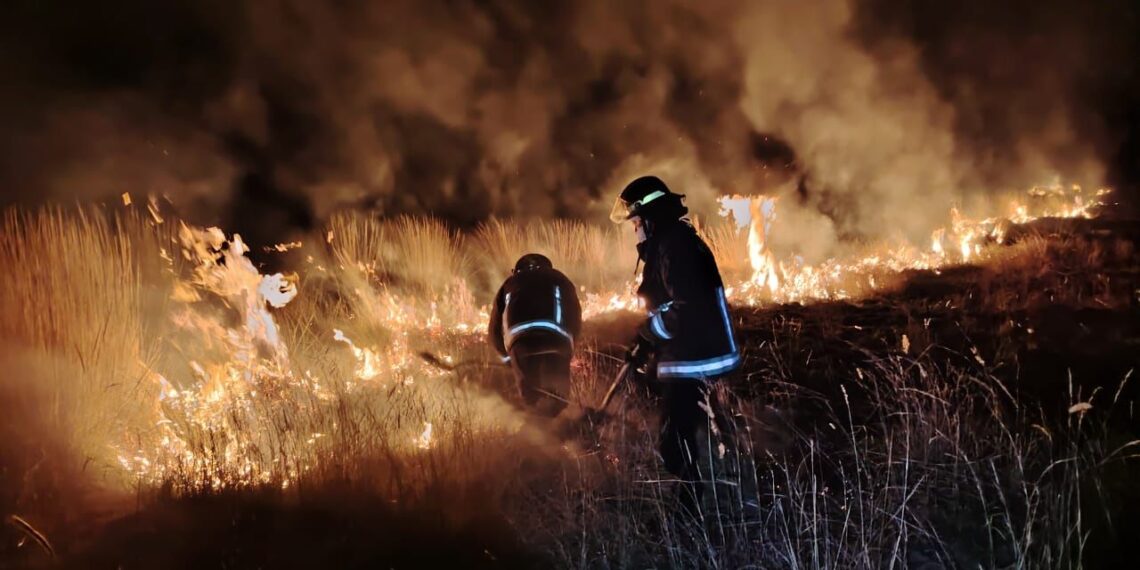 Protección Civil y Bomberos de Amozoc Refuerzan Combate a Incendios en Pastizales