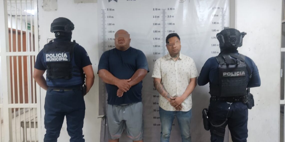 Caen dos sujetos con droga y dinero en Cuautlancingo tras operativo en plaza comercial